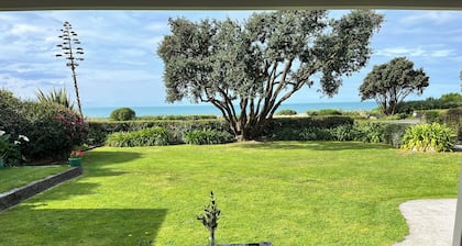 Antonio's - beach front holiday living