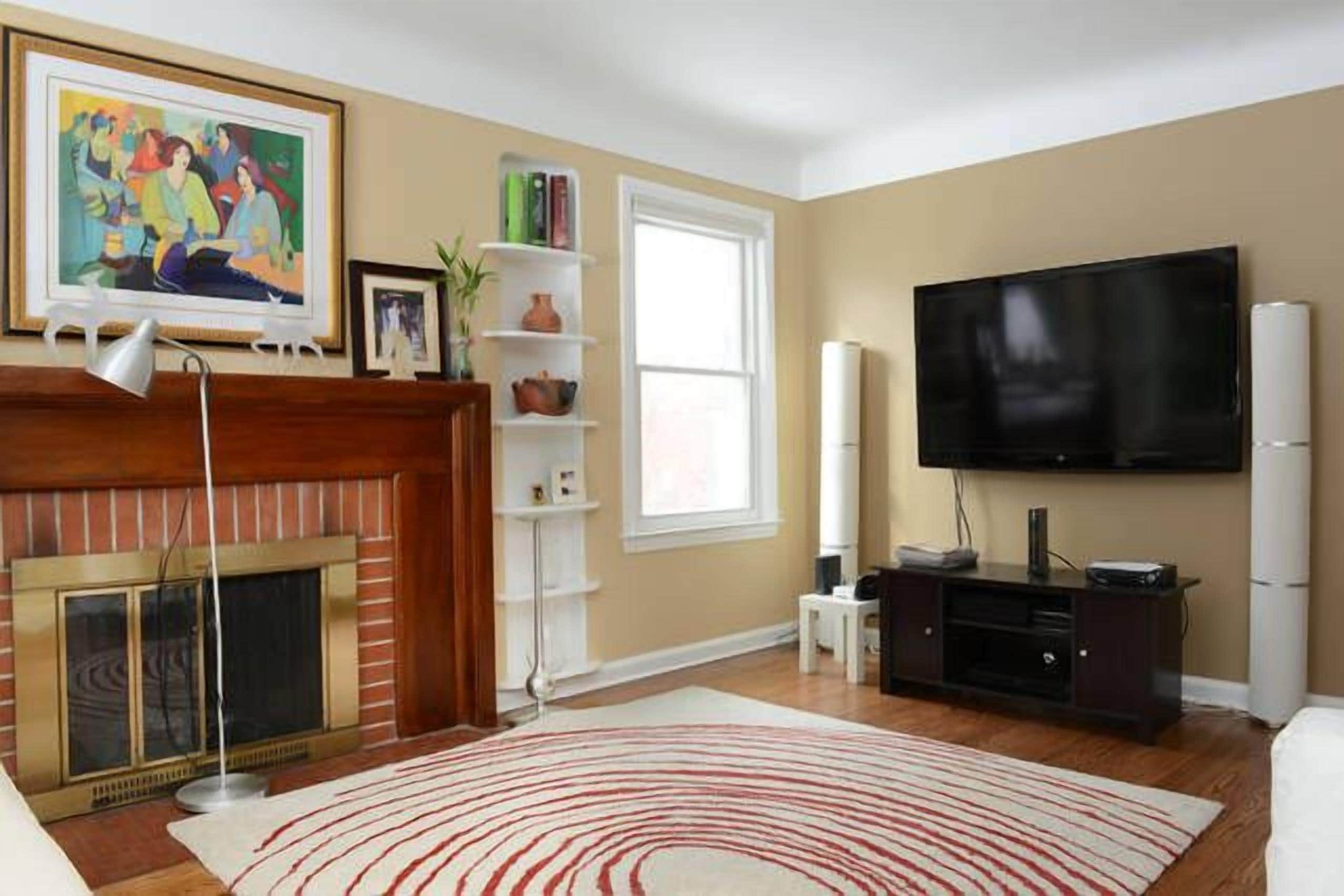 Charming Updated Bungalow! Centrally Located📍Porch/Grill/Garden/Cable/WiFi/Crib