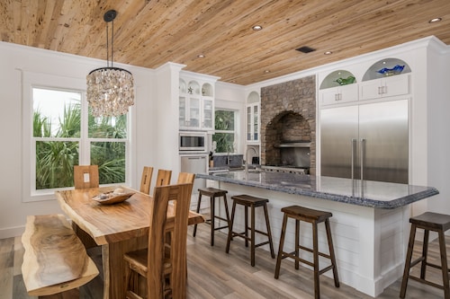 Private Pool - Custom Home -45 Sec Walk To The Beach!