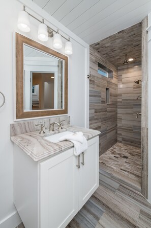 Combined shower/tub, jetted tub, hair dryer, towels