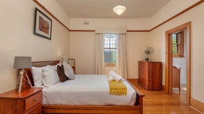 3 bedrooms, travel cot, free WiFi, bed sheets - Wellington Views fantastic city location (Glebe)
