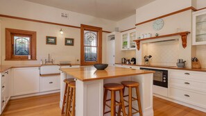 Fridge, microwave, oven, stovetop - Wellington Views fantastic city location (Glebe)