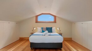 3 bedrooms, travel cot, free WiFi, bed sheets - Wellington Views fantastic city location (Glebe)