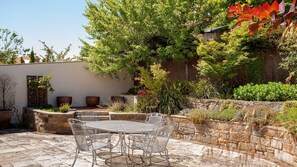 Outdoor dining - Wellington Views fantastic city location (Glebe)