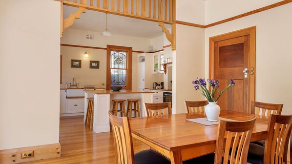 Dining - Wellington Views fantastic city location (Glebe)