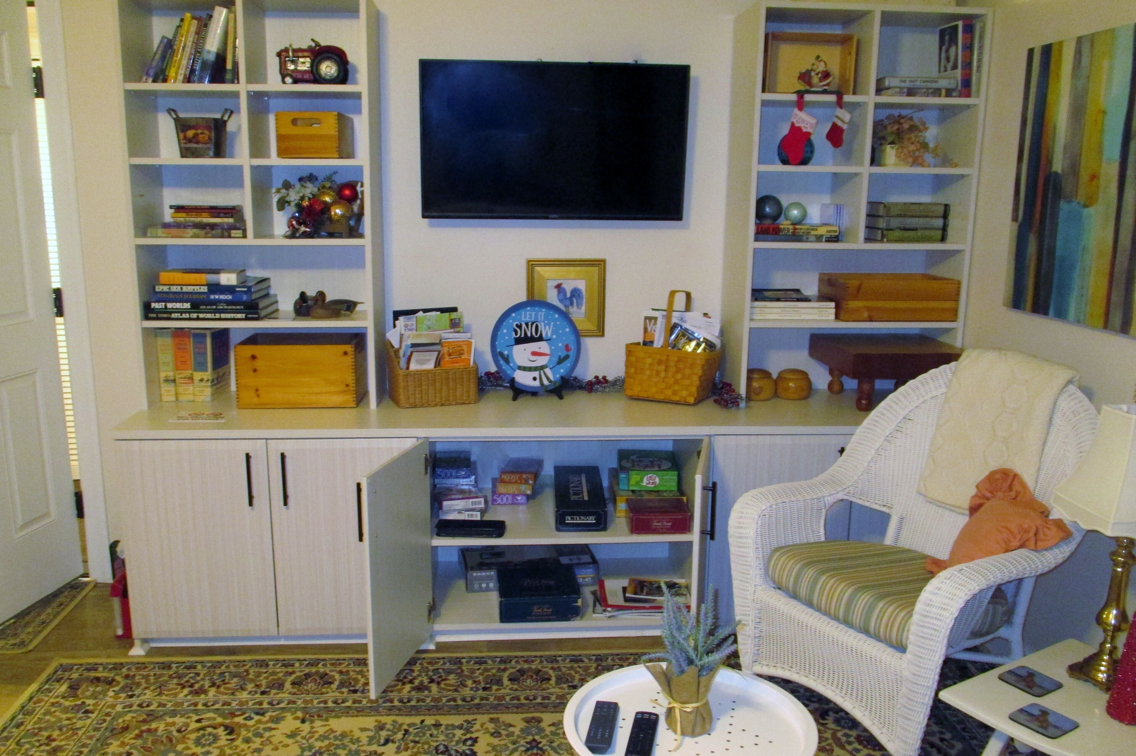 Lakeside Smoke-Free Studio with dock, canoe, wifi, HDTV, & Chromecast