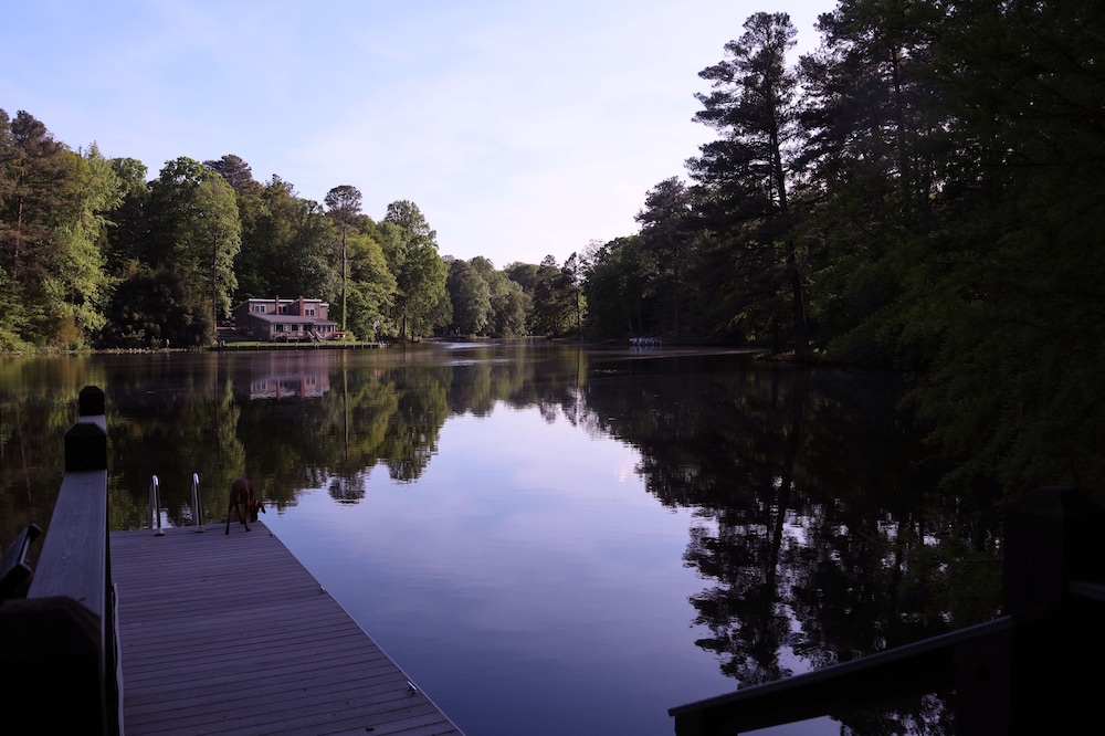 Lakeside Smoke-Free Studio with dock, canoe, wifi, HDTV, & Chromecast