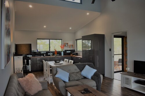 Ironbark House Dimbulah: Boutique Two Bedroom House looking over the Outback