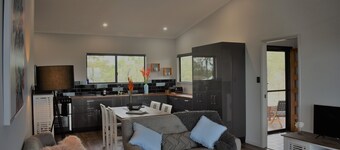 Ironbark House Dimbulah: Boutique Two Bedroom House looking over the Outback