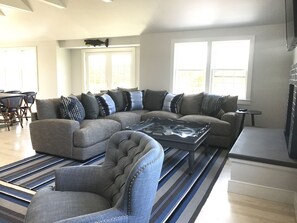 Smart TV, chimenea, videojuegos y libros 