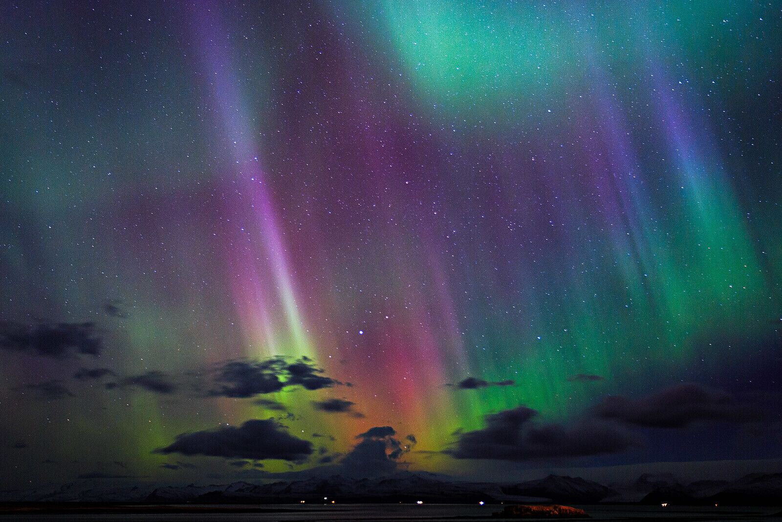 Cielo nocturno con aurora boreal visible.