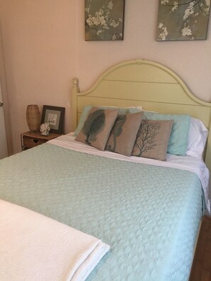 3 bedrooms, iron/ironing board, free WiFi, bed sheets - Norfolk Beach Cottage Rental (Norfolk)