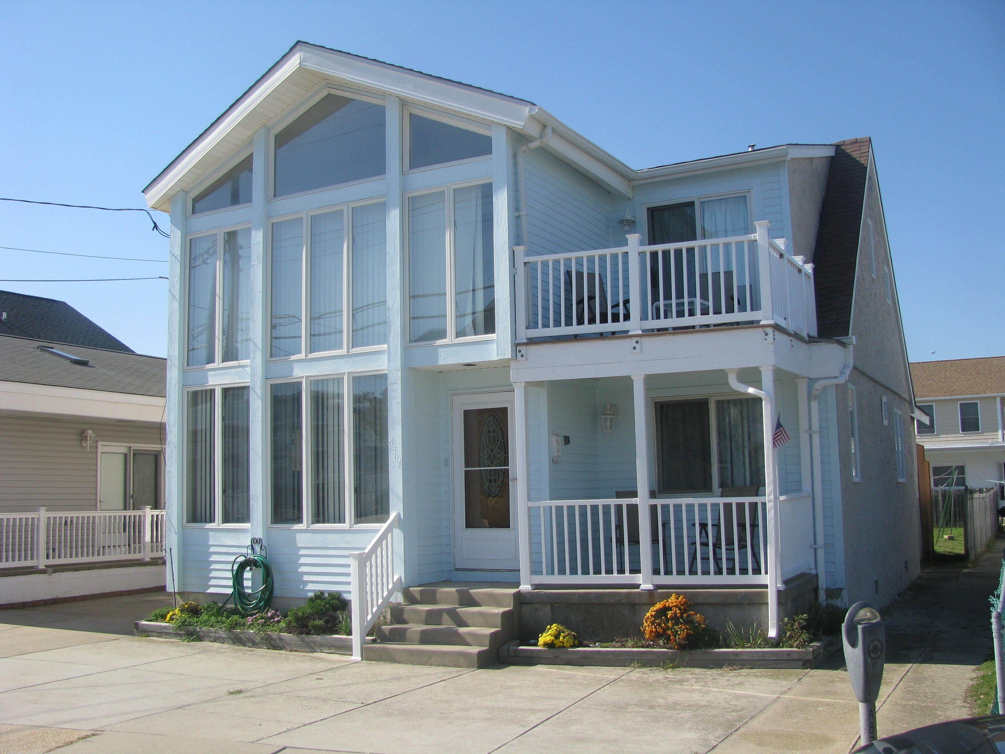 Single Familly House, Steps to Beach,3 Car Parking;  rent to family, or age 25+