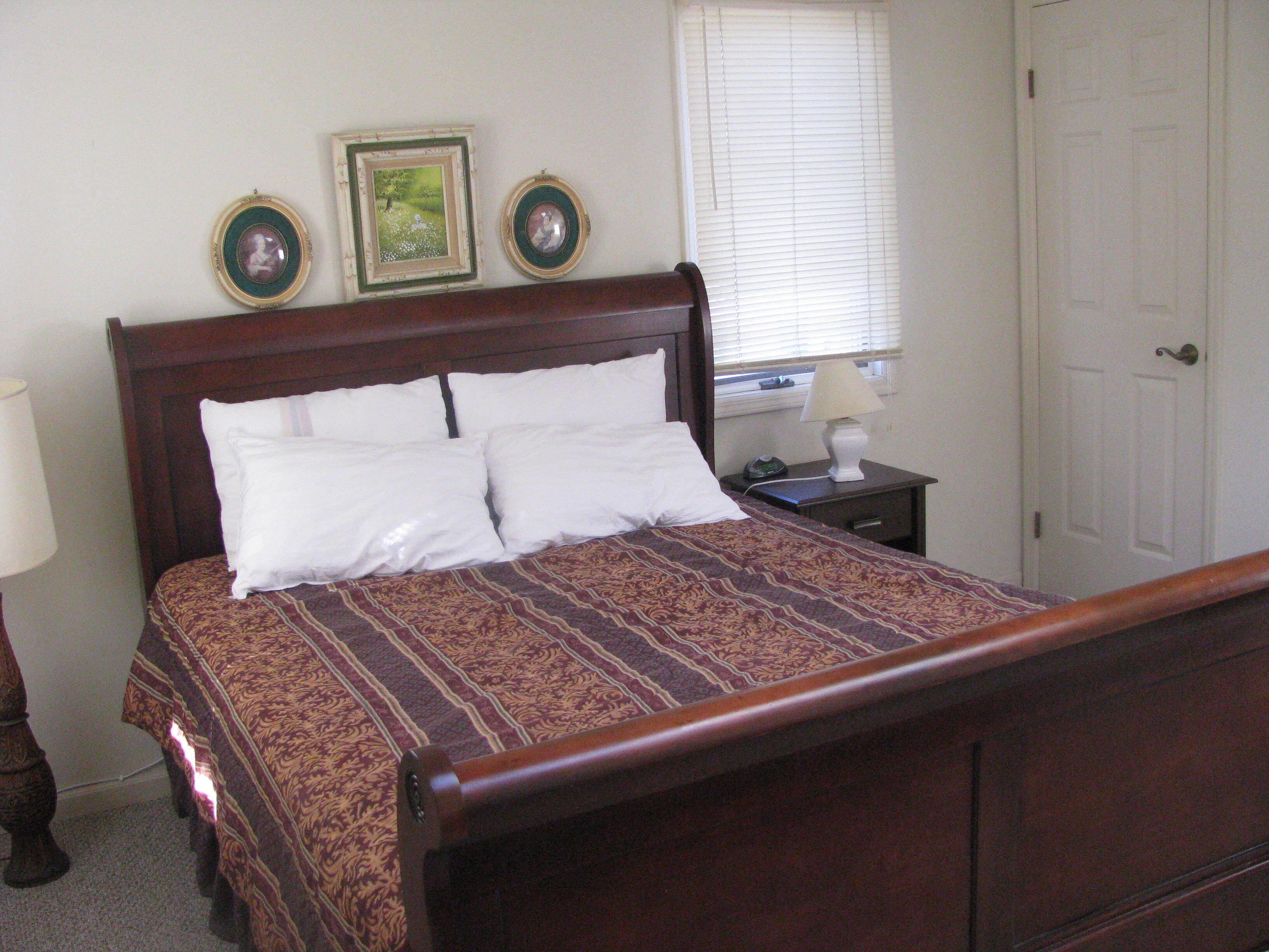 Single Familly House, Steps to Beach,3 Car Parking;  rent to family, or age 25+