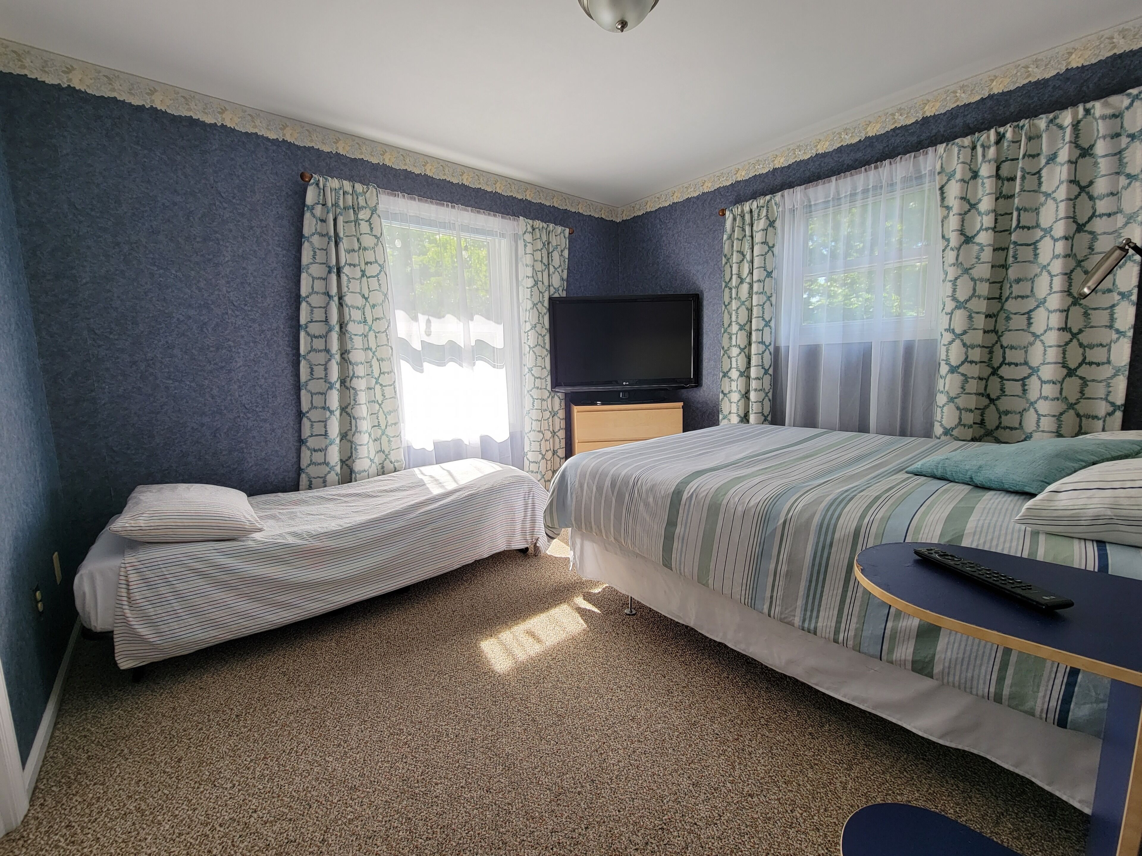 Spacious 3Bdrm with Private Pool, Hot Tub, pool table; close to Water& Ski Parks