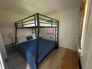 2 bedrooms, memory foam beds, travel crib, free WiFi - Port Bay Waterfront Cottage w. Spectacular Views RECENTLY UPDATED (Wolcott)