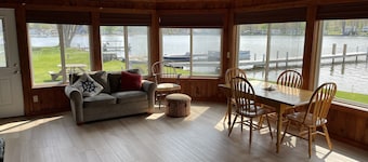 Port Bay Waterfront Cottage w. Spectacular Views RECENTLY UPDATED