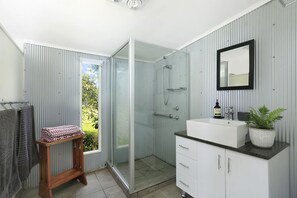Douche, sèche-cheveux, serviettes fournies, savon