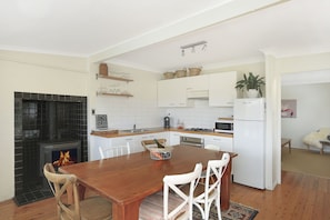 Fridge, microwave, oven, stovetop - Twin Oaks Cottage - Fitzroy Falls (Fitzroy Falls)