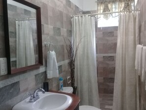 تجهيزات دش، مجففات شعر، مناشف، صابون