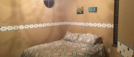 4 bedrooms, iron/ironing board, free WiFi, bed sheets