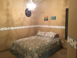 4 bedrooms, iron/ironing board, free WiFi, bed sheets - Joe Pool Lake Resort Style-Upscale Gorgeous Home!!! (Grand Prairie)