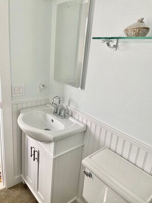 Combinazione doccia/vasca, asciugacapelli, asciugamani, sapone