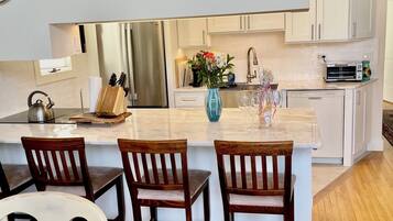 Een koelkast, een magnetron, een oven, een kookplaat