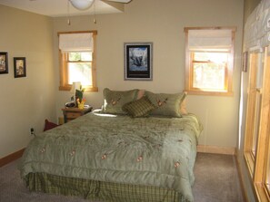 3 bedrooms, iron/ironing board, free WiFi, bed sheets - Wonderful Winter Escape with Mountain views in Forest-like setting (Burney)