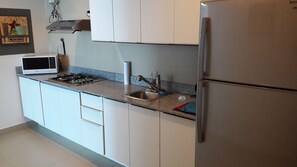 Kjøleskap, mikrobølgeovn, kokeplater og kaffetrakter/tekoker