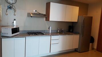 Refrigerador, microondas, parrilla de estufa y cafetera y tetera