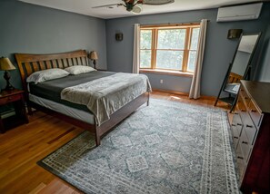 4 bedrooms, desk, iron/ironing board, travel crib