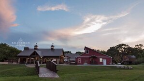 Exterior - Barn Luxury Stay w/Jacuzzi Loft (Cottage Grove)