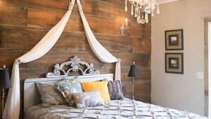 1 bedroom, iron/ironing board, internet, bed sheets - Barn Luxury Stay w/Jacuzzi Loft (Cottage Grove)
