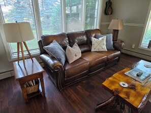 Smart TV, fireplace, DVD player, foosball - 86" TV, Sauna, Firepit, Gym, Ping Pong, Pool, Foosball, Plenty of Parking, 6 TVs (Marquette)