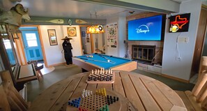 Game room - 86" TV, Sauna, Firepit, Gym, Ping Pong, Pool, Foosball, Plenty of Parking, 6 TVs (Marquette)