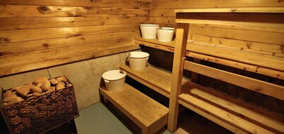 86" TV, Sauna, Firepit, Gym, Ping Pong, Pool, Foosball, Plenty of Parking, 6 TVs