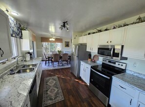 Fridge, microwave, oven, stovetop - 86" TV, Sauna, Firepit, Gym, Ping Pong, Pool, Foosball, Plenty of Parking, 6 TVs (Marquette)