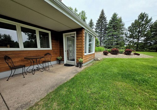 86" TV, Sauna, Firepit, Gym, Ping Pong, Pool, Foosball, Plenty of Parking, Grill