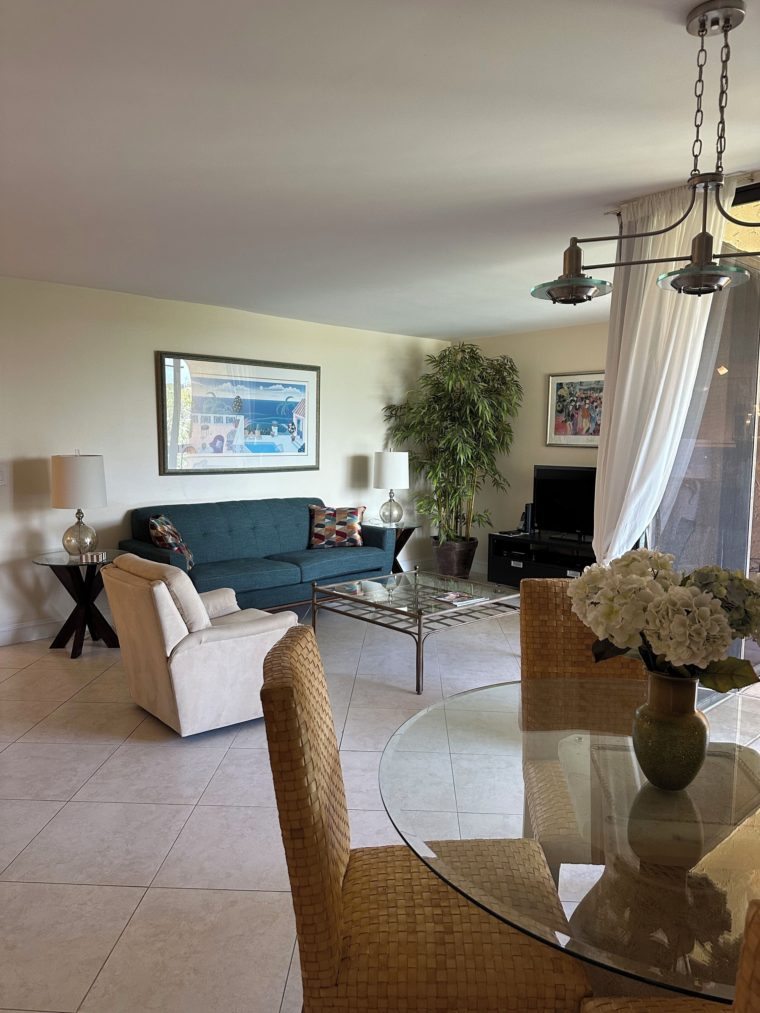  2/2 In Brand New Condition In Delray Beach 1 Mile From The Beach