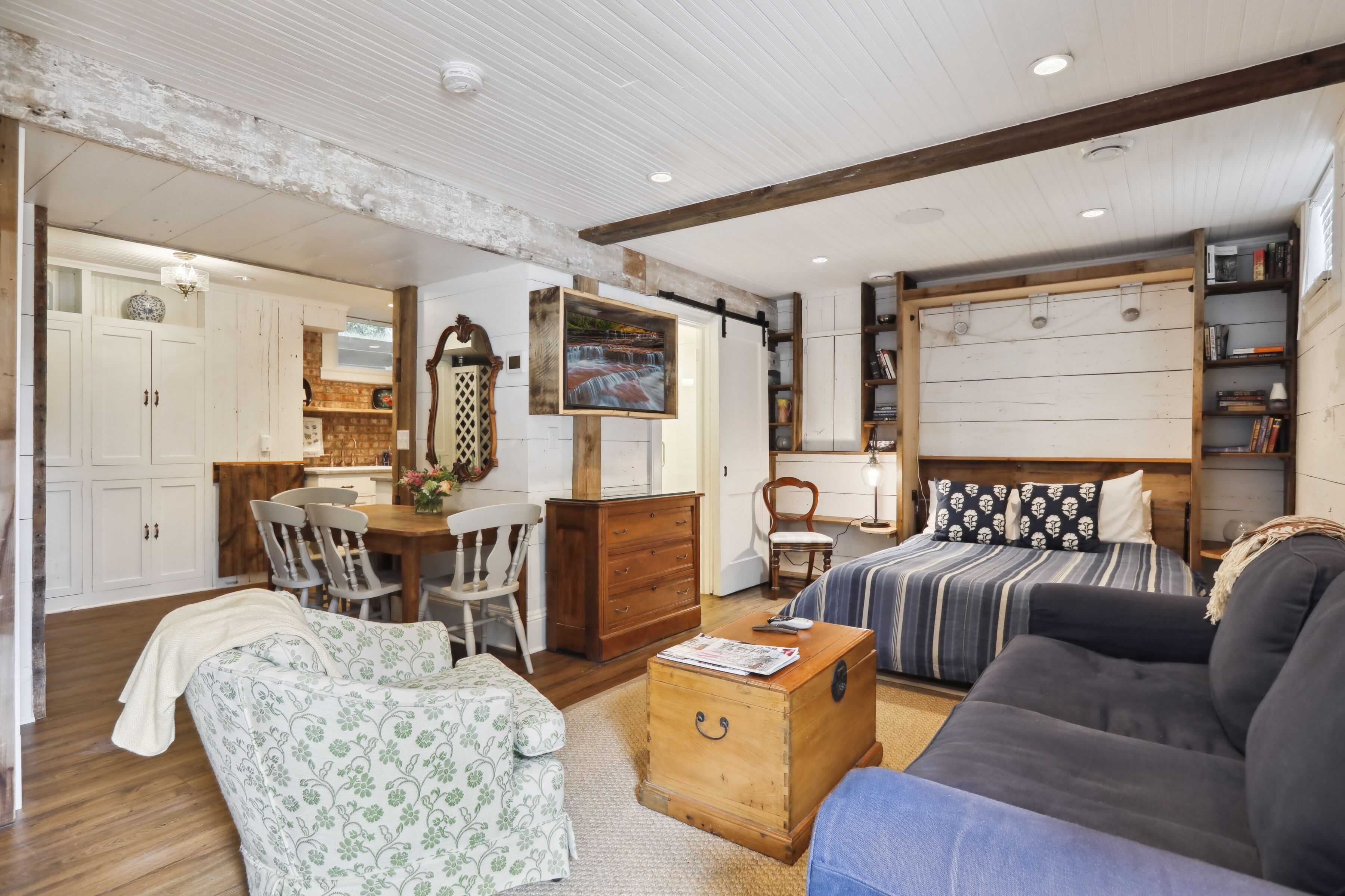 Wayzata Apartment - steps to lake and downtown