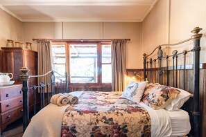 1 bedroom, free WiFi, bed sheets - Pioneer Hut - Step back in time (Boorolite)