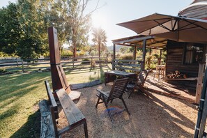 Outdoor dining - Pioneer Hut - Step back in time (Boorolite)
