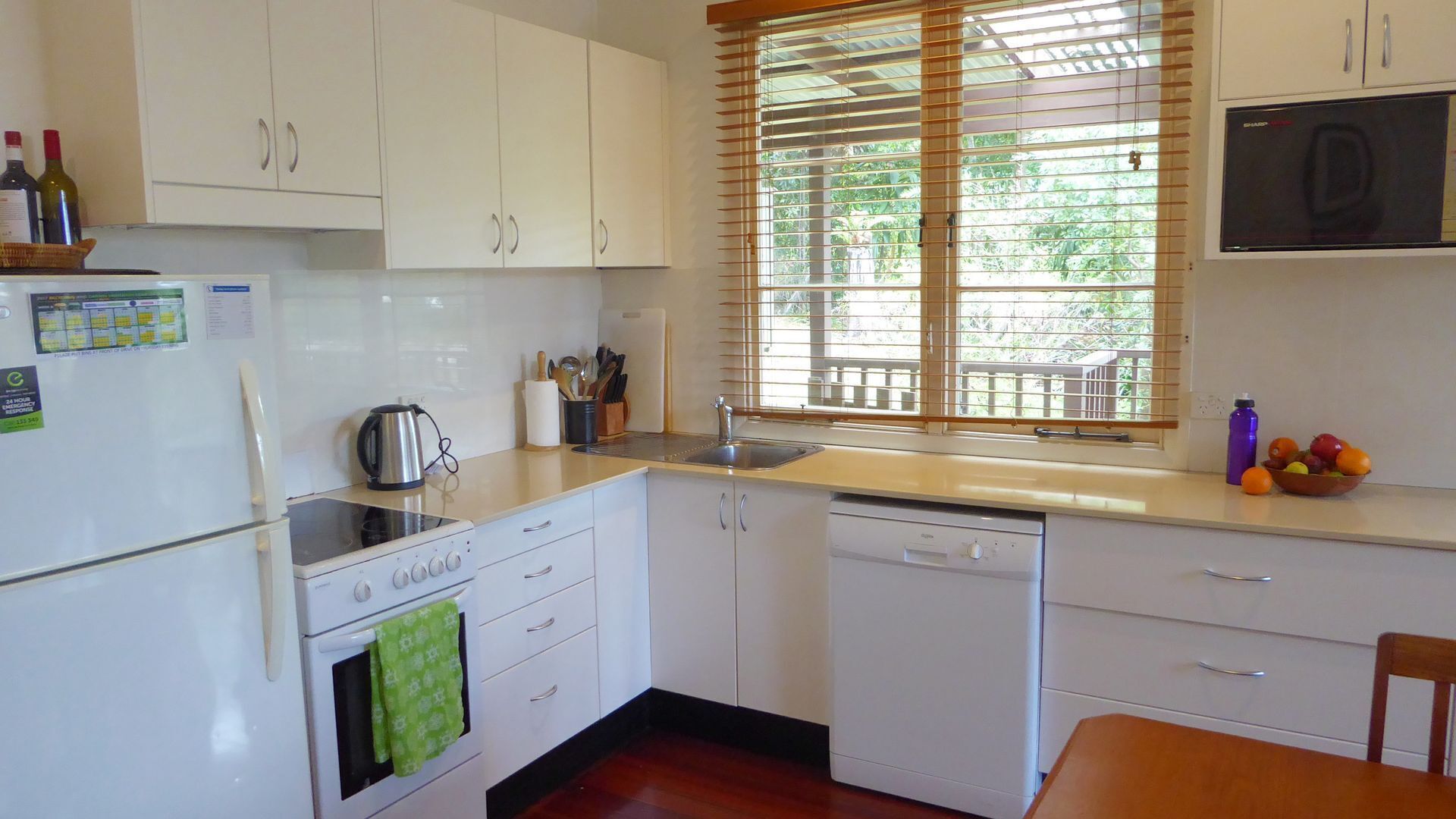 Seabreeze Cottage bushland setting 300m to beach