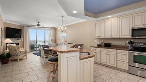 Frigorífico, microondas, horno y placa de cocina