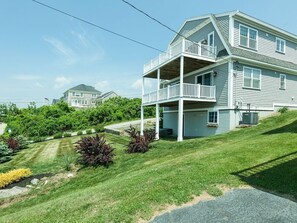 Front yard, outdoor picnic table available