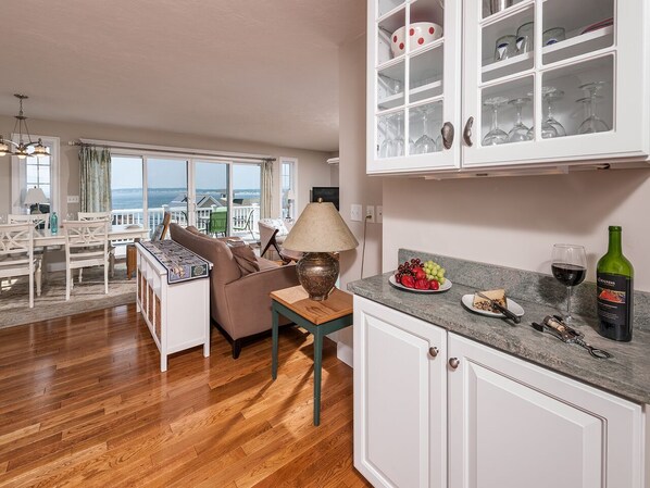 Älytelevisio, takka, DVD-soitin, kirjoja