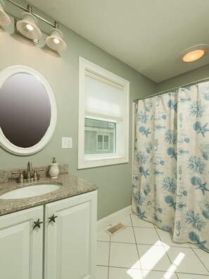 Combined shower/bathtub, hair dryer, towels