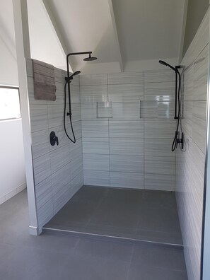 Ducha y bañera combinadas, secador de pelo, toallas y papel higiénico