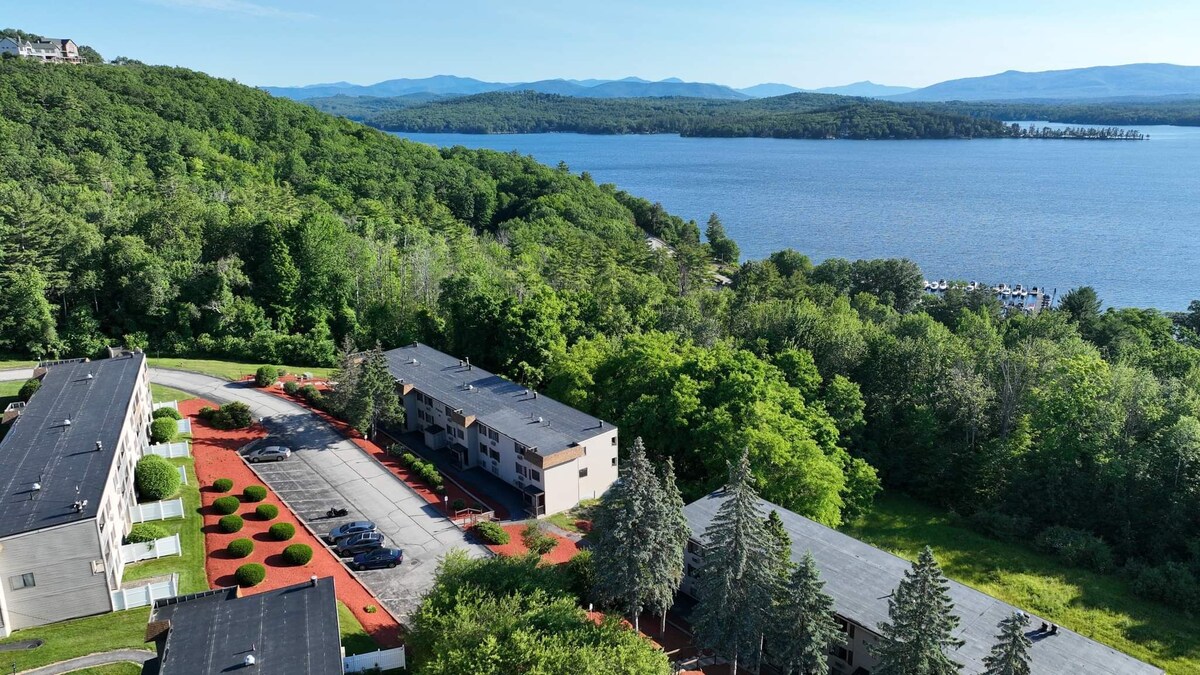 Village at Winnipesaukee Condo Walk to BEACH! WIFI, Pool, Private yard